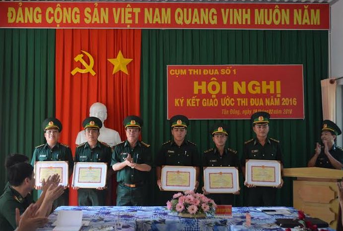 BĐBP Tây Ninh: Khen thưởng đột xuất cán bộ, chiến sĩ Đồn biên phòng Tân Hà